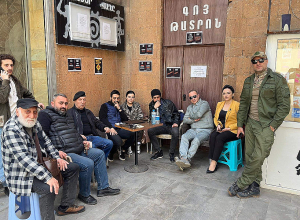 «Գնալու ենք մինչեւ վերջ»․ «Գոյ» թատրոնի դիմաց նստացույց է